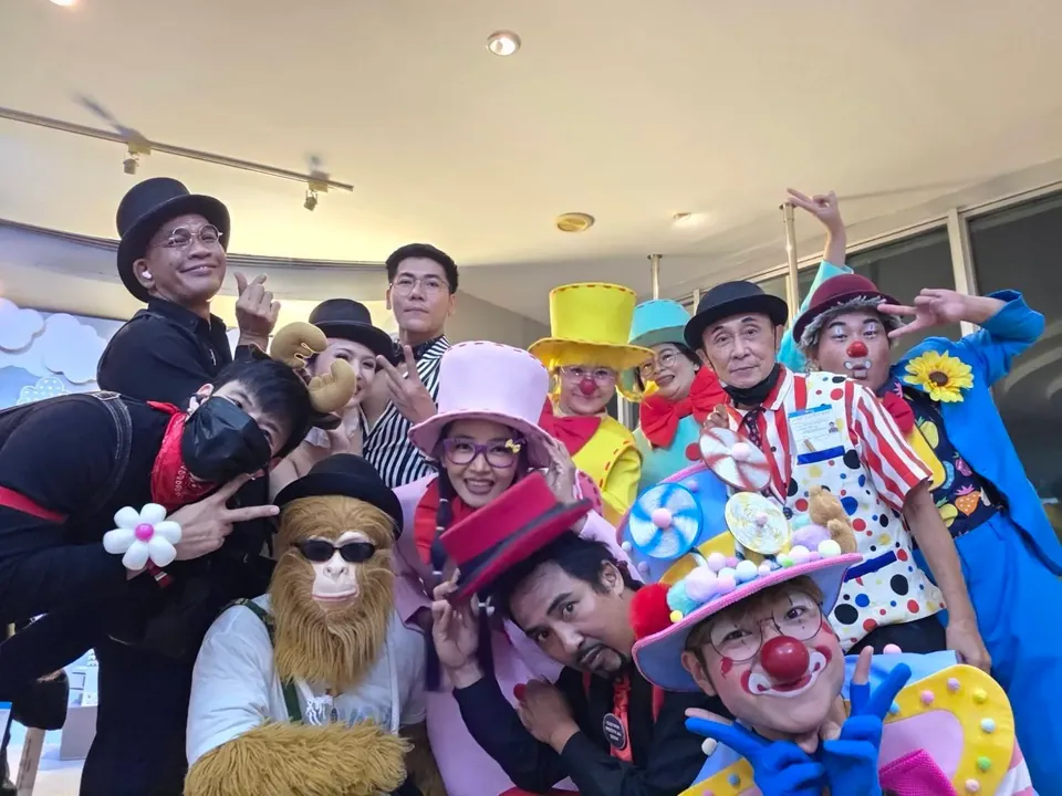 กลุ่มนักแสดงตัวตลกถ่ายภาพรวมกันหลังจบงาน