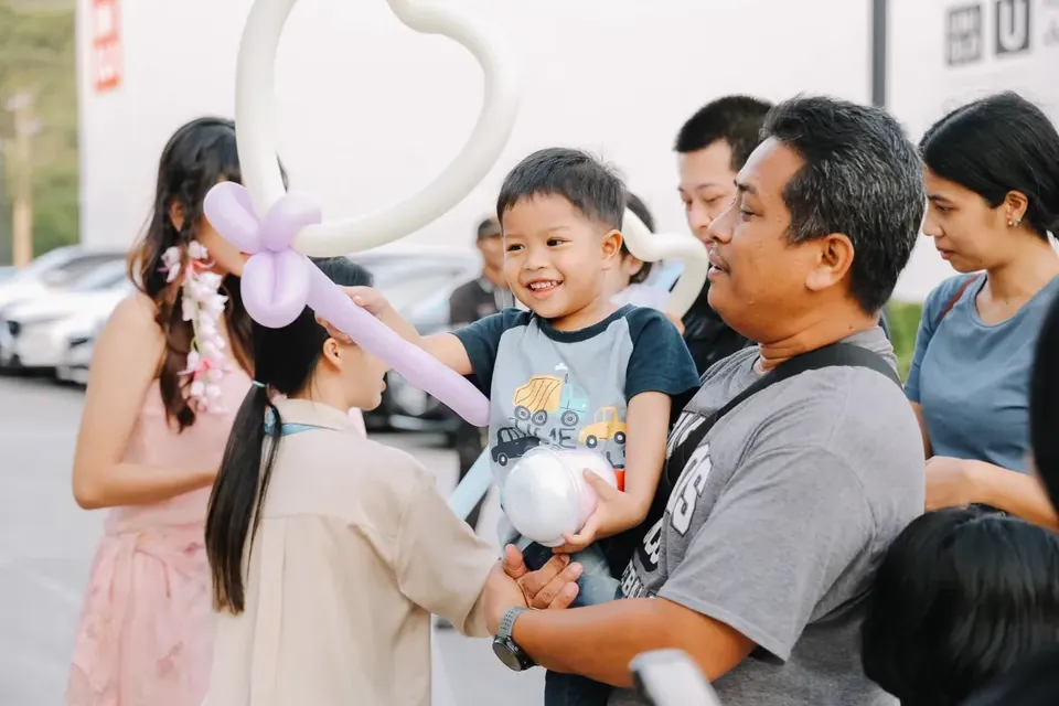 เด็กได้รับลูกโป่งดัดรูปหัวใจจากนักแสดง
