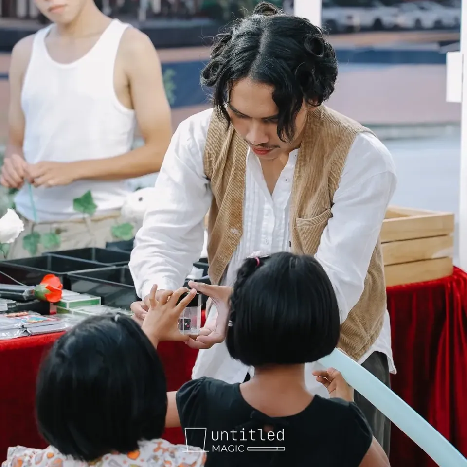 นักแสดงดัดลูกโป่งให้เด็ก ๆ ที่บูธกิจกรรม