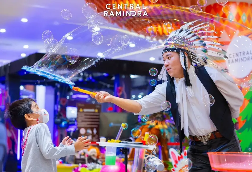 นักแสดงบับเบิ้ลโชว์เป่าฟองสบู่ให้เด็กเล่นในศูนย์การค้า