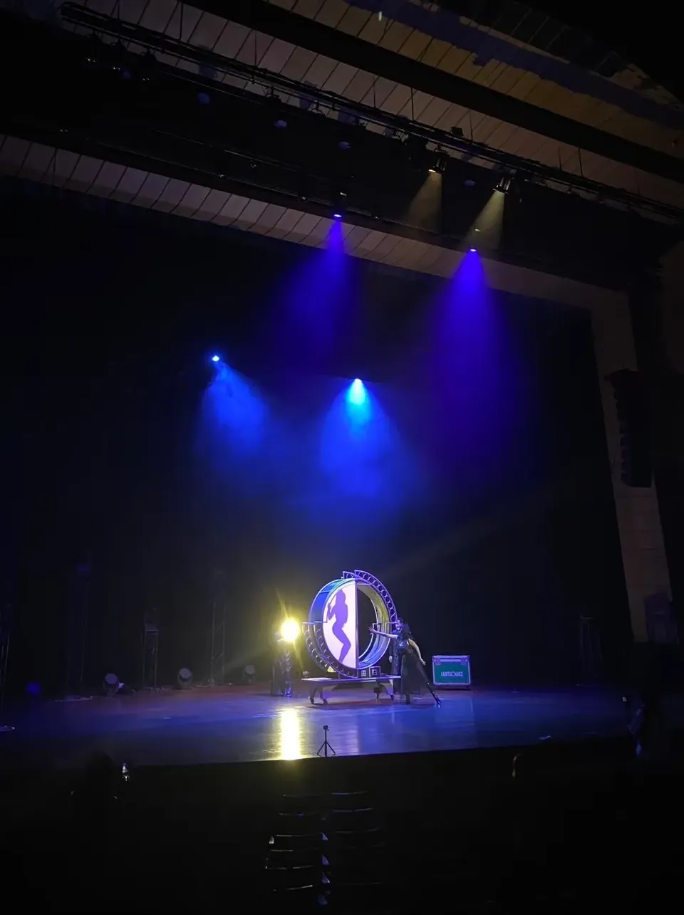 การแสดงอิลลูชันบนเวทีขนาดใหญ่ในห้องประชุม