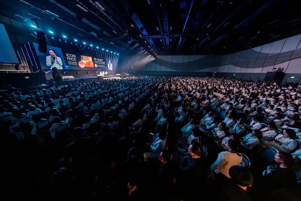 ผู้ชมหลักพันคนในฮอลล์ชมการแสดงบนเวที