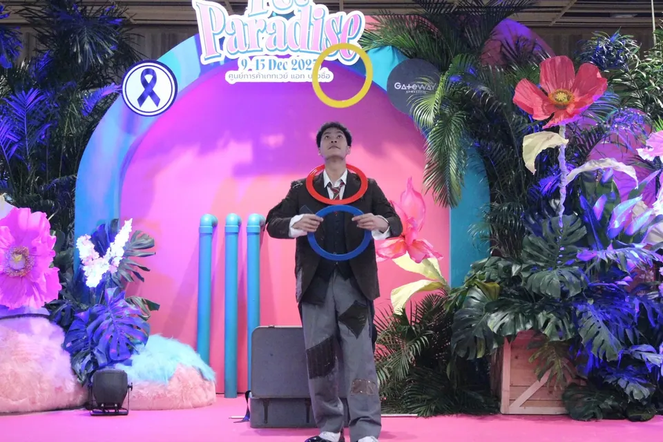 นักแสดงจั๊กกลิ้งควบคุมห่วงหลายวงพร้อมกันบนเวที