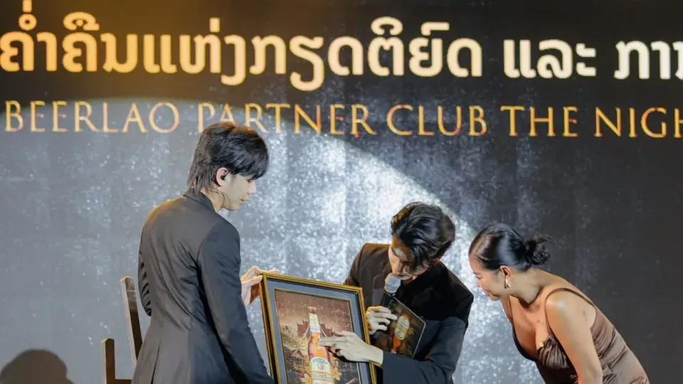 การเปิดตัวบนเวทีงานกาลาดินเนอร์ พร้อมประกายทองและผู้บริหารร่วมพิธี