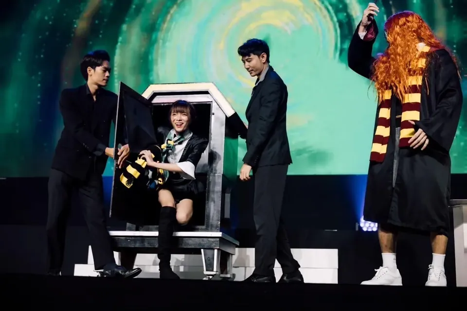 การแสดงเปิดงานธีมเวทมนตร์ นักแสดงพาผู้ร่วมงานนั่งในกล่องบนเวที