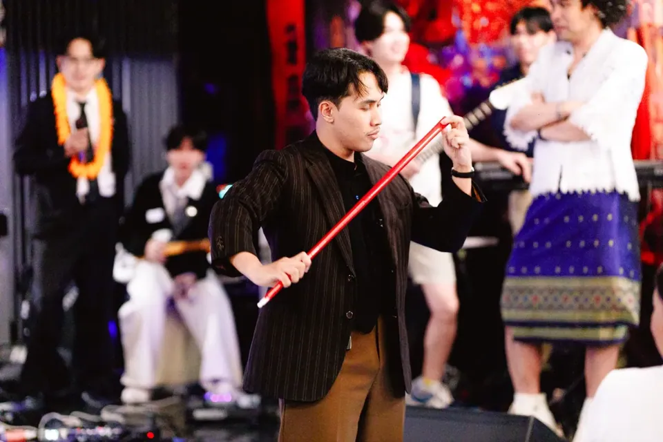 นักมายากลแสดงบนเวทีพร้อมอาสาสมัครจากผู้ชม